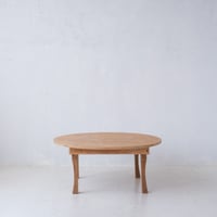 丸いテーブルを囲むおだやかなひと時、便利な折りたたみ式のちゃぶ台/st.1460