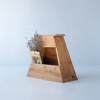 素朴な木肌と昔ながらの形に惹かれる木製の踏み台スツール/st.1464