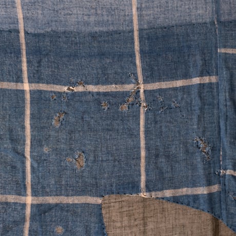 linen×indigo・繕い跡に温もりを感じる白格子柄の古布【156cm × 175cm】/st.1369