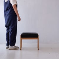 柔らかな木肌とのコントラストを楽しむ ブラックシートのロースツール/st.1368