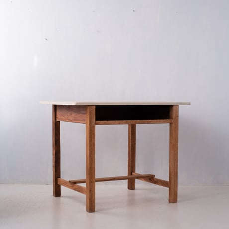 オフホワイトの天板がやさしい印象の 棚板付き作業机/sa.1385'C