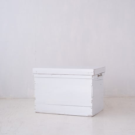 ぽってりホワイトカラーにリペイントした 便利な取手付きの茶箱/st.1340