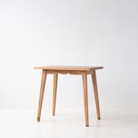 小さな波模様を横顔に隠した 小さな木のテーブル/st.1441