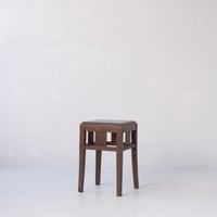 直線的なデザインに、ひとかけの愛らしさがひそむ木製飾り台/st.1474