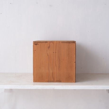 ころんと丸い水色に目が留まる 剥離加工を施した小さな収納棚/st.1452