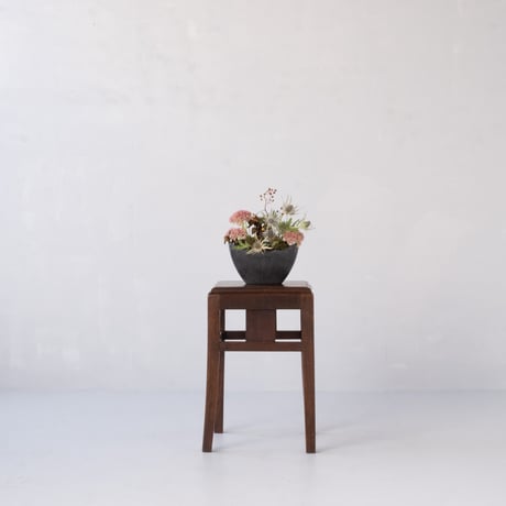 直線的なデザインに、ひとかけの愛らしさがひそむ木製飾り台/st.1474
