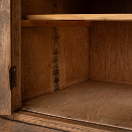 水面のような木目を眺める 剥離加工を施した扉付きの棚/st.1428