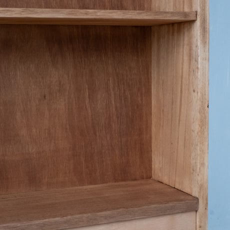 木色の濃淡が景色をつくる 引戸を備えたオープンラック/sa.1417'D