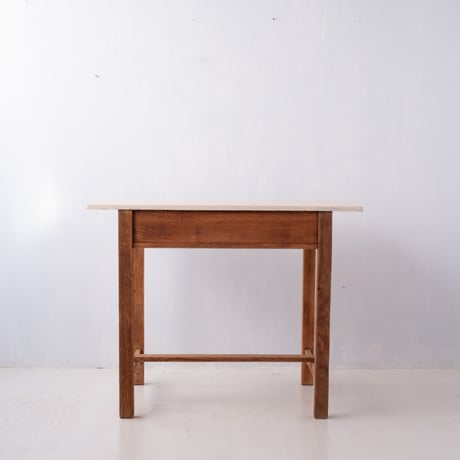 オフホワイトの天板がやさしい印象の 棚板付き作業机/sa.1385'C
