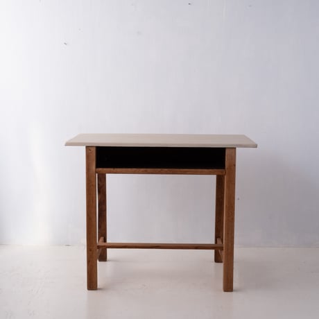 オフホワイトの天板がやさしい印象の 棚板付き作業机/sa.1385'C