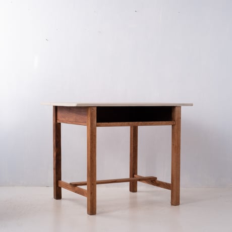 オフホワイトの天板がやさしい印象の 棚板付き作業机/sa.1385'C