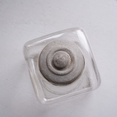 ゆらぐガラス越しの景色を楽しむ 角形の蓋付きガラス瓶/st.1512