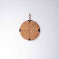 丸い木板をベースに仕立てた藁細工のアートな円座/st.1383