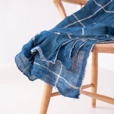 linen×indigo・繕い跡に温もりを感じる白格子柄の古布【156cm × 175cm】/st.1369