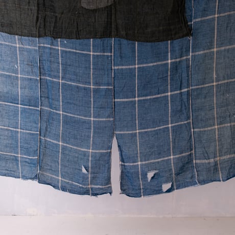 linen×indigo・繕い跡に温もりを感じる白格子柄の古布【156cm × 175cm】/st.1369