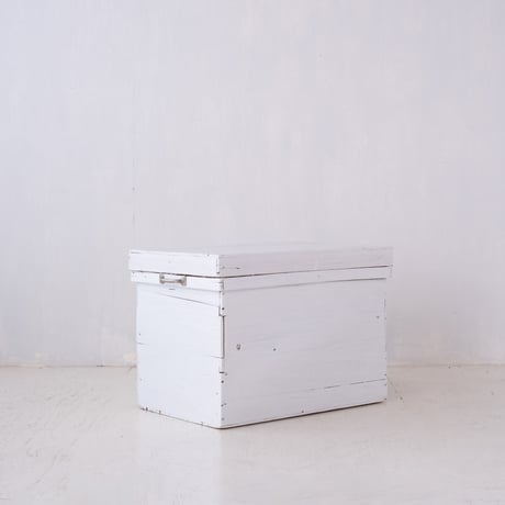 ぽってりホワイトカラーにリペイントした 便利な取手付きの茶箱/st.1340
