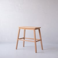 角の丸みと素朴な木肌がやさしい シンプルな木組みの飾り台/st.1475