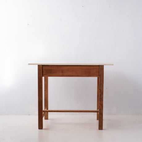 オフホワイトの天板がやさしい印象の 棚板付き作業机/sa.1385'C