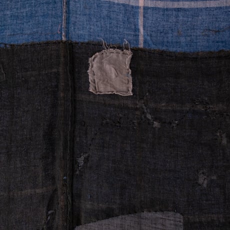 linen×indigo・繕い跡に温もりを感じる白格子柄の古布【156cm × 175cm】/st.1369
