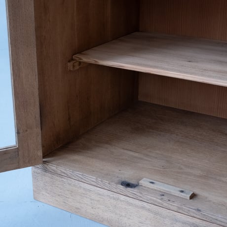 ゆるやかなアーチと丁寧な手仕事に惹かれる ガラス戸の戸棚/sa.1491'B