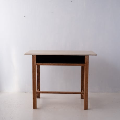 オフホワイトの天板がやさしい印象の 棚板付き作業机/sa.1385'C