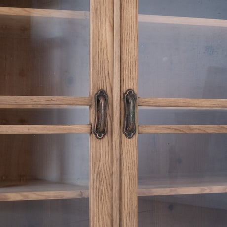大切なものを並べて眺める、ガラス扉の木製収納棚/sa.1476'C