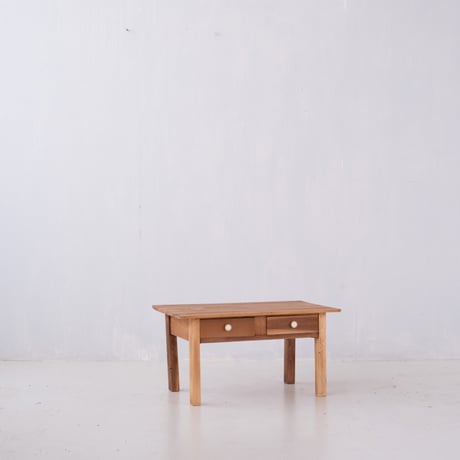 小ぶりなサイズが愛らしい 白いつまみのついた文机/st.1371