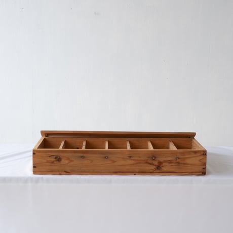 7つの部屋がずらりと並ぶ 片付け上手な木の収納箱/st.1380