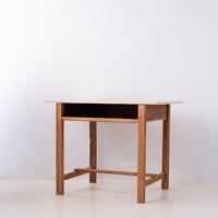 オフホワイトの天板がやさしい印象の 棚板付き作業机/sa.1385'C