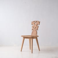 彫刻的な透かし彫りに惹かれる 木製のアクセントチェア/st.1440
