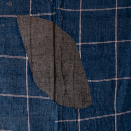 linen×indigo・繕い跡に温もりを感じる白格子柄の古布【156cm × 175cm】/st.1369