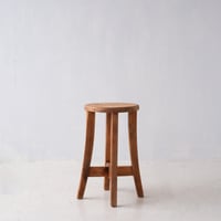 脚元へ向かう広がりに気品を感じる小さな木の丸スツール/st.1429