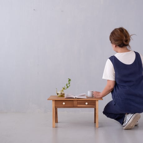 小ぶりなサイズが愛らしい 白いつまみのついた文机/st.1371