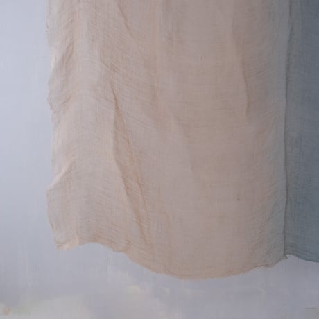 生成色から淡青へのグラデーションが美しい 麻の蚊帳生地古布 (220× 190cm)/st.1296