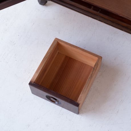 クラシカルな意匠を散りばめた 存在感あふれるコーナーキャビネット/sa.1328'C