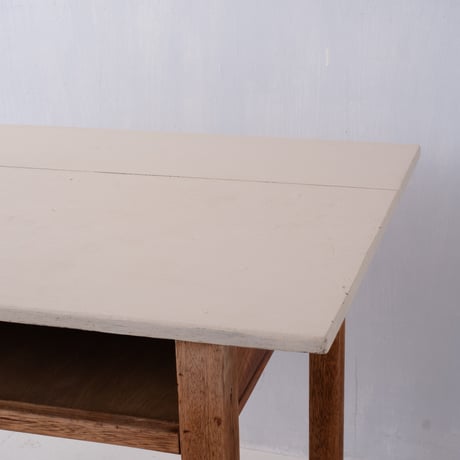 オフホワイトの天板がやさしい印象の 棚板付き作業机/sa.1385'C