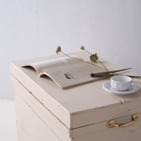 真鍮の取手を取り付けた、ぽってりホワイトカラーのリペイント茶箱/st.1426