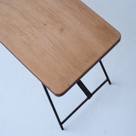 細い鉄脚と木肌のコントラストが軽やかな佇まいのリメイク飾り台/st.1513