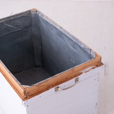 ぽってりホワイトカラーにリペイントした 便利な取手付きの茶箱/st.1340