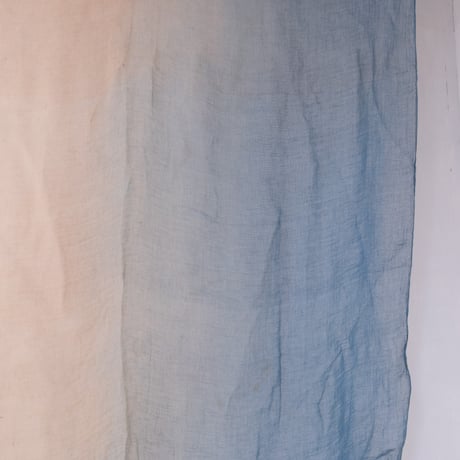 生成色から淡青へのグラデーションが美しい 麻の蚊帳生地古布 (220× 190cm)/st.1296