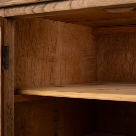 水面のような木目を眺める 剥離加工を施した扉付きの棚/st.1428