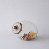 斜めの口元と揺らぐガラスの表情を楽しむ アルミ蓋付きのガラス瓶（ねこ瓶）/st.1511