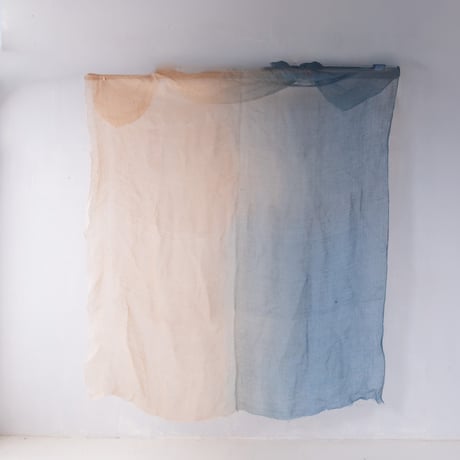 生成色から淡青へのグラデーションが美しい 麻の蚊帳生地古布 (220× 190cm)/st.1296