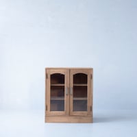 ゆるやかなアーチと丁寧な手仕事に惹かれる ガラス戸の戸棚/sa.1491'B