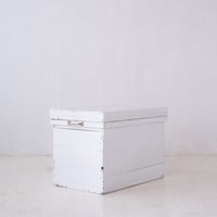 ぽってりホワイトカラーにリペイントした 便利な取手付きの茶箱/st.1340