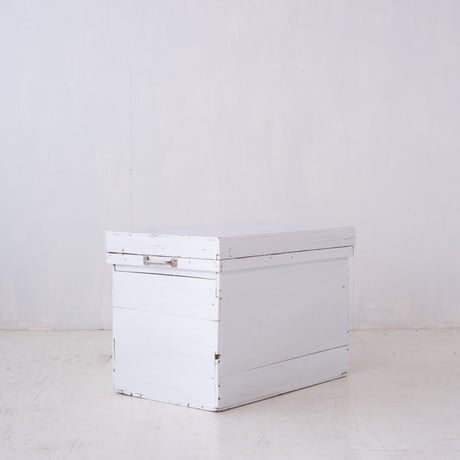ぽってりホワイトカラーにリペイントした 便利な取手付きの茶箱/st.1340
