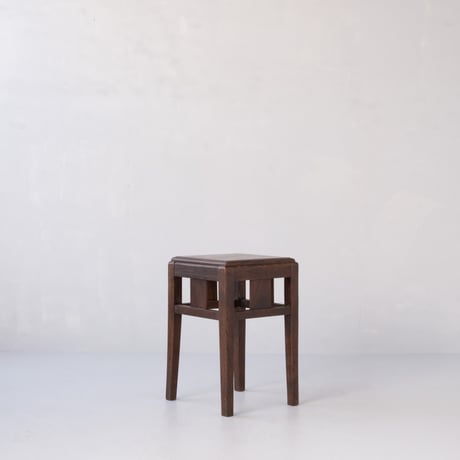 直線的なデザインに、ひとかけの愛らしさがひそむ木製飾り台/st.1474