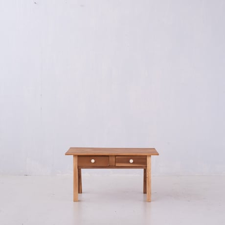 小ぶりなサイズが愛らしい 白いつまみのついた文机/st.1371