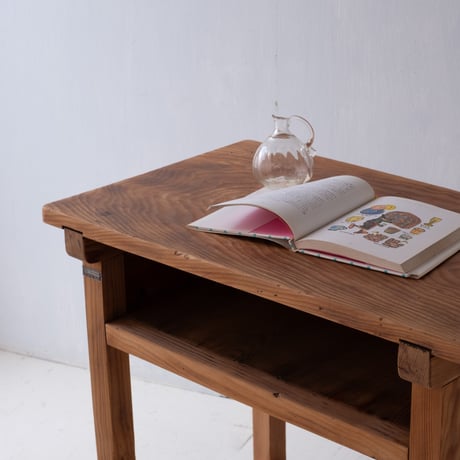 歴史ある女学校の教室で時を重ねてきた 飴色の学校机/st.1393