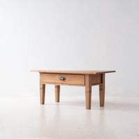 なめらかな木肌に触れたくなる 横長の天板を備えた古い文机/st.1443